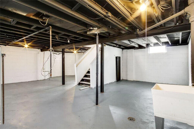 Building Photo - 12095 Plainview Ave