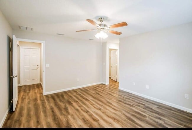 Building Photo - 1701 SE Airoso Blvd