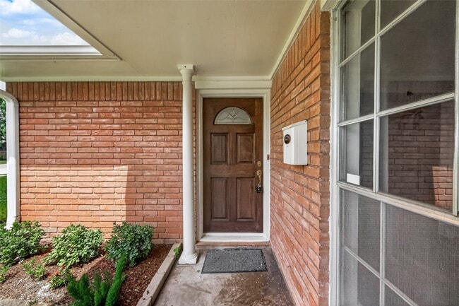 Building Photo - 6727 Grovewood Ln