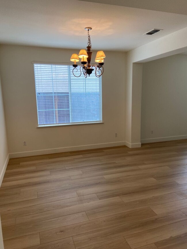 Foto del edificio - Folsom Parkway - 4 Bdrm, 3 bath