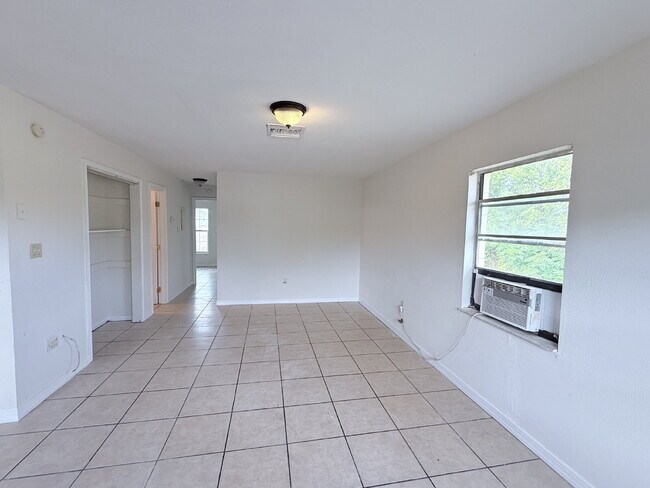 Building Photo - 2 Bedroom and 1 Bathroom