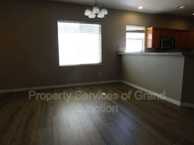 Foto del edificio - 733 Lakeview Ct