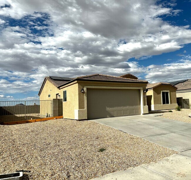Foto del edificio - Beautiful 4 Bedroom home. MOVE IN SPECIAL,...