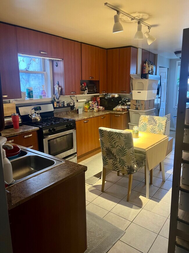 Building Photo - 1324 W Argyle St