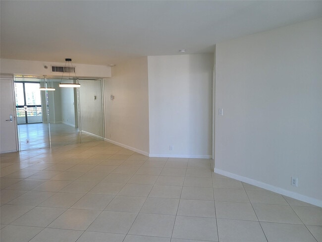 Building Photo - 3530 Mystic Pointe Dr