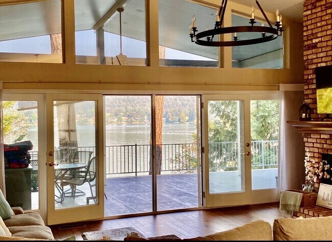 Foto del edificio - Lake Front Furnished Home, 3 bed, 4 bath i...