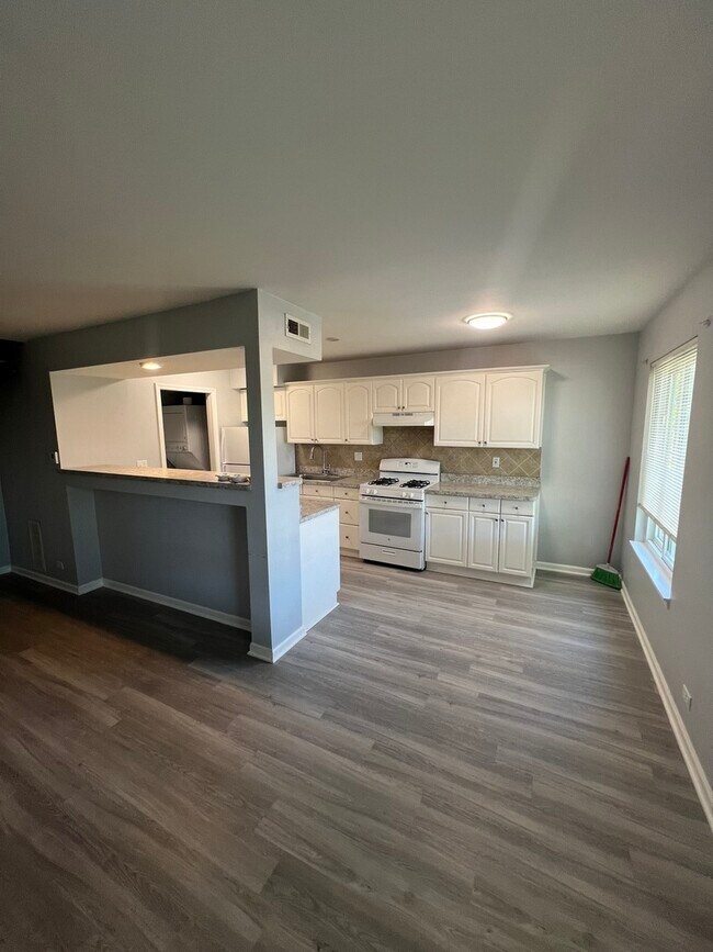 Foto del edificio - 1352 Cove Dr