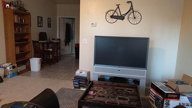 Foto del edificio - 1881 E 8th St