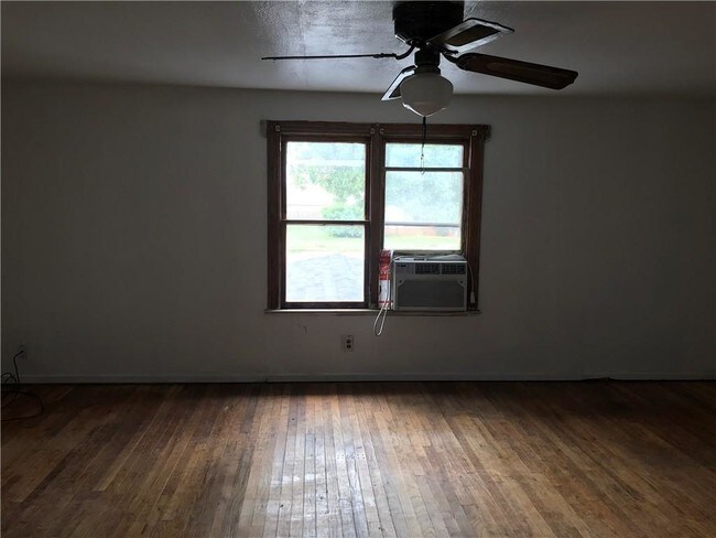 Building Photo - 301 Oak Street