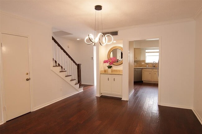 Building Photo - 926 Memorial Village Dr