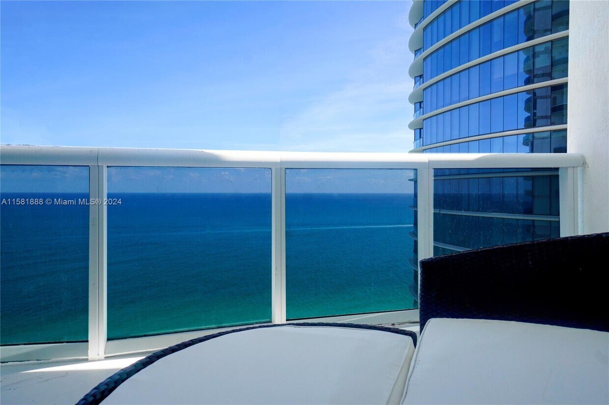 Primary Photo - 15811 Collins Ave