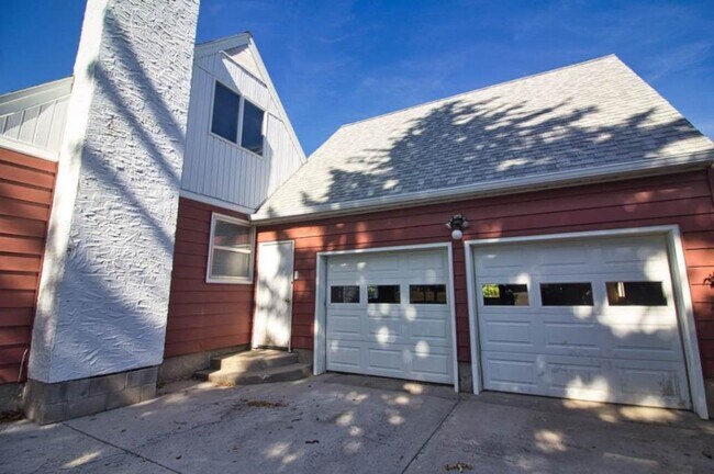 Building Photo - 2325 7th Ave S