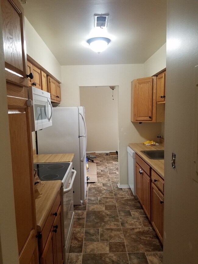 Kitchen - 810 Charlotte Way