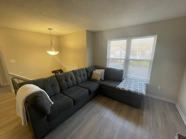 Building Photo - 5806-5808-5808 Creek View Dr