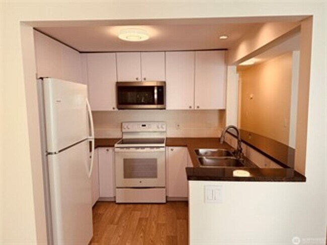 Building Photo - 2bd/1ba Kirkland Condo