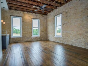 Building Photo - 110 S Main St