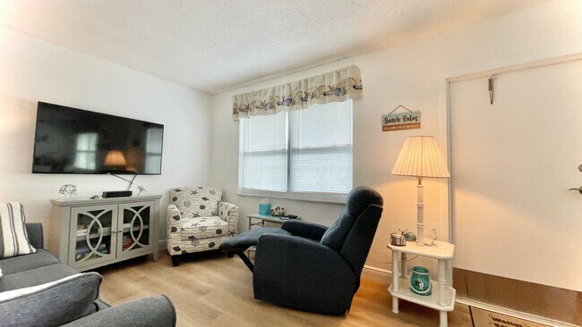 Foto del edificio - Available Mid October 2025 Fully Furnished Turn Key 2 BR 2 BA inc Utilities Heart of Downtown Ver...