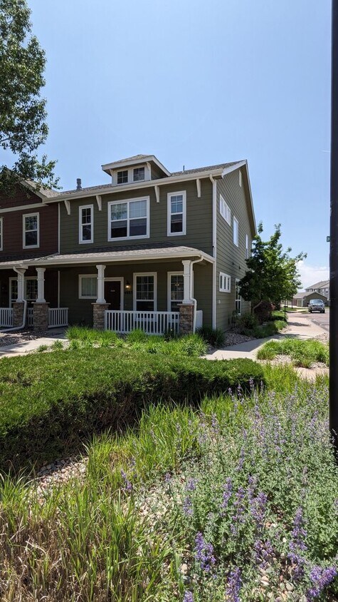 Primary Photo - 2 STORY END UNIT TOWNHOME W/DETACHED 2 CAR...