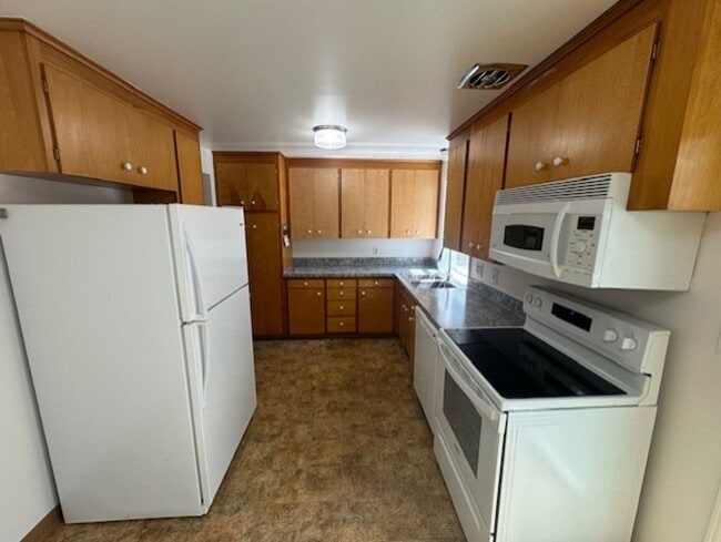 Building Photo - Available Now – Updated 3 Bedroom, 2 Bath ...