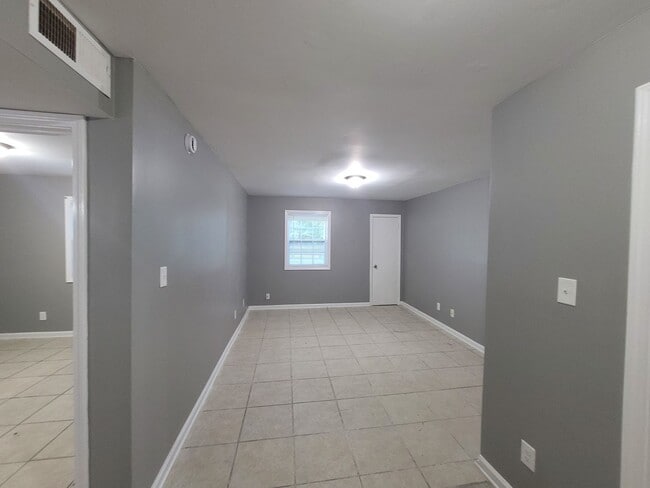 Building Photo - 4651 Royal Ridge Dr