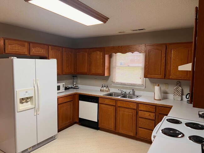 Foto del edificio - 401 Hidden Creek Cir