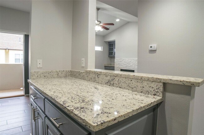 Foto del edificio - Newly Renovated Two Bedroom Condo in Oak Lawn
