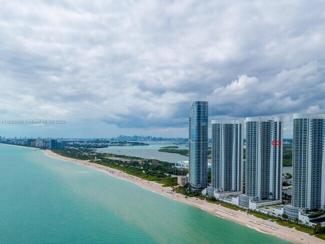 Building Photo - 15901 Collins Ave