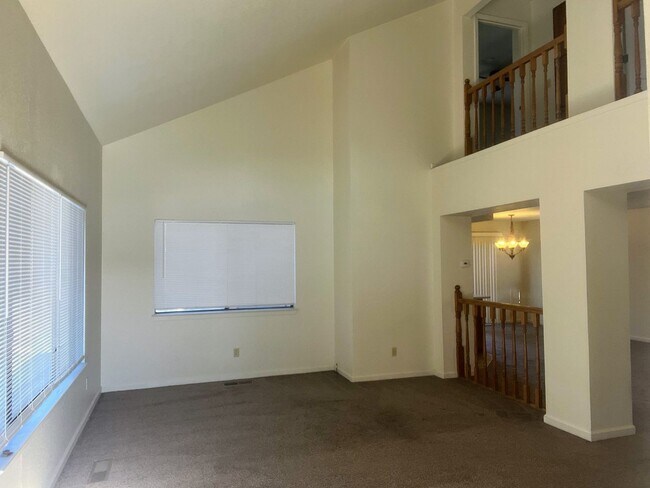 Building Photo - Spacious Sunridge home