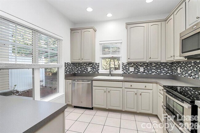 Building Photo - 10978 Princeton Village Dr