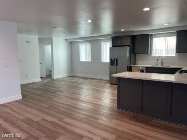 Building Photo - 7 br, 4 bath Townhome - 1414 1/2 E 23rd St