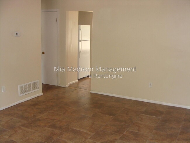 Building Photo - 1 Oak Forest Ln