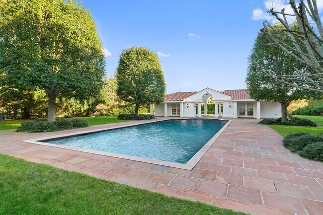 Building Photo - 33 Apaquogue Rd