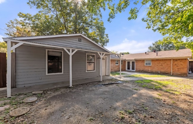 Building Photo - 2539 Hillsboro Ave