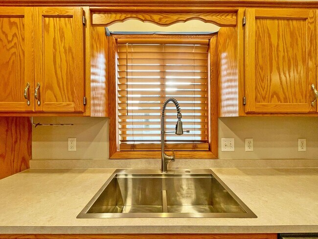 Foto del edificio - Lovely Modern Home has Vaulted Ceilings, 3...