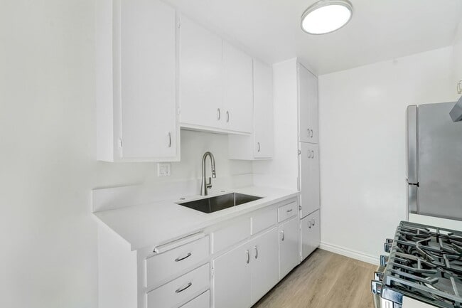 Building Photo - 1550 S Saltair Ave