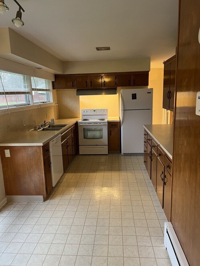 Building Photo - Beautiful 3 bed 2 bath ranch Style Home on...