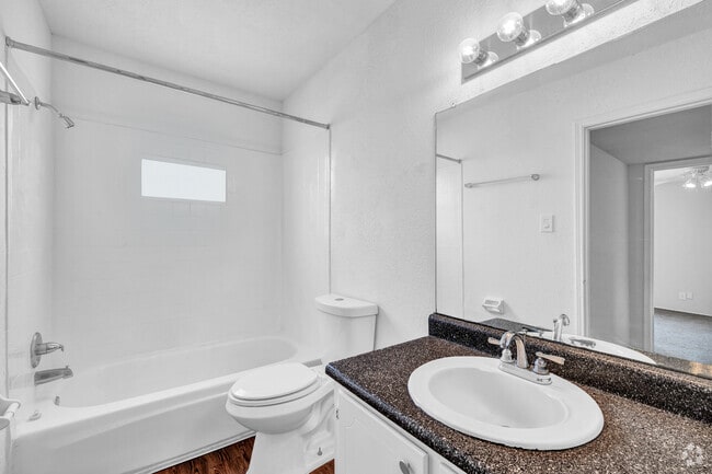 1BR, 1BA - 720SF - Bathroom - Deer Park Gardens