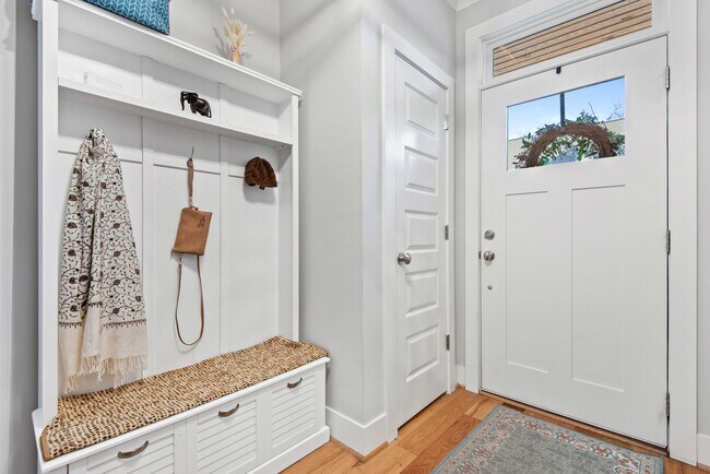 Building Photo - Gorgeous 3 level modern farmhouse townhome...