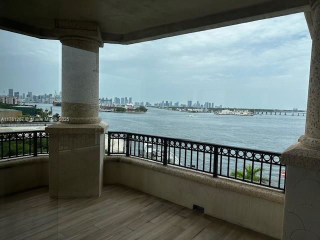 Foto del edificio - 6800 Fisher Island Dr