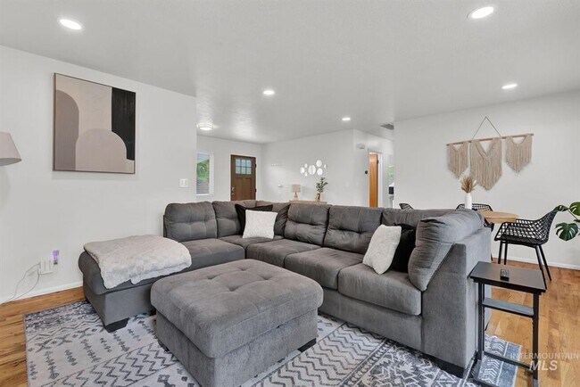 Foto del edificio - 220 N Owyhee St