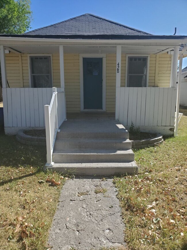 Building Photo - THIS IS A LEASE TAKEOVER - PLEASE CONTACT ...