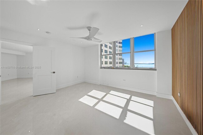 Foto del edificio - 999 Brickell Bay Dr