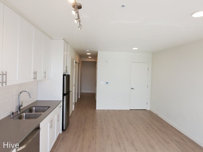 Building Photo - 9126 Roosevelt Way NE