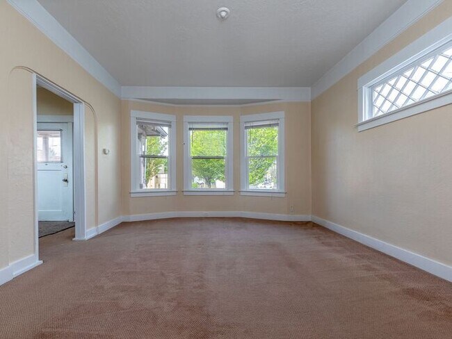 Building Photo - 3 bedroom, 1 bath. Inner NE Portland! 1/2 ...