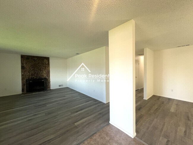 Foto del edificio - Spacious 4bd/2ba House with 2 Car Garage