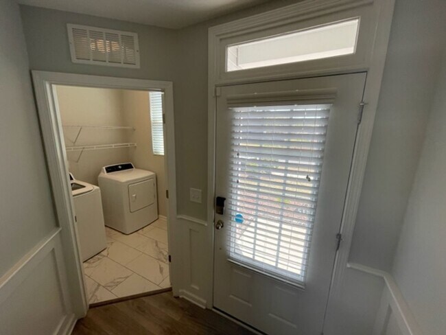 Foto del edificio - MOVE IN READY! Amazing end-unit townhome