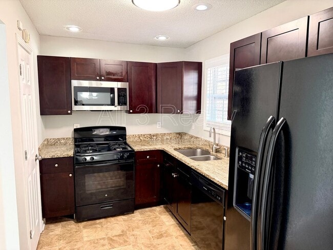 Building Photo - 753 Newport Dr