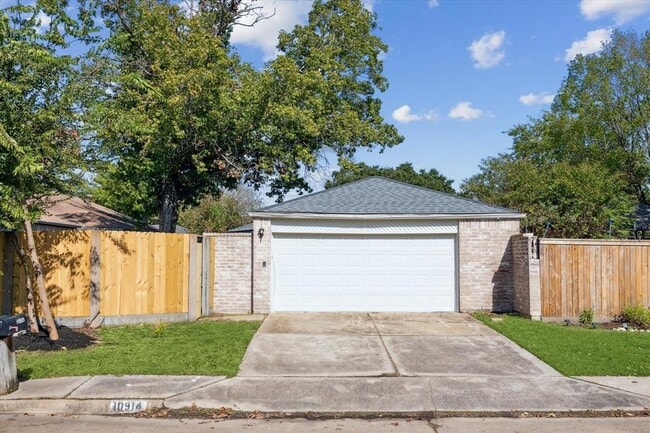 Building Photo - 10914 Berry Tree Dr