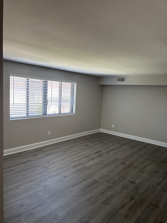 Building Photo - 33 Windemere Apartments