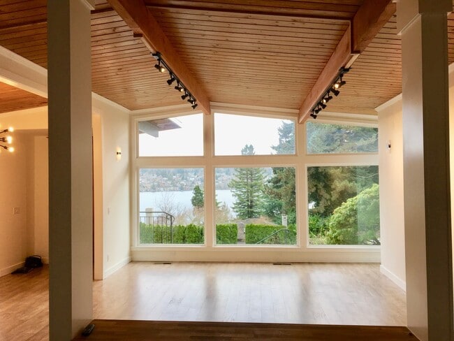 Building Photo - Elegant South Mercer Island Home with Lake...